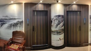 Habitación con un mural de una cascada y una silla.