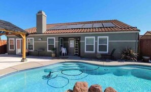 حمّام سباحة مُدفَّأ