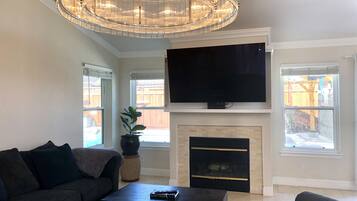 Televisor, llar de foc i oficines