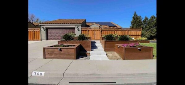 المنطقة المحيطة بالمنشأة