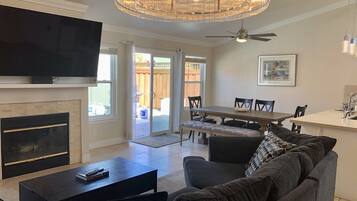 Televisor, llar de foc i oficines