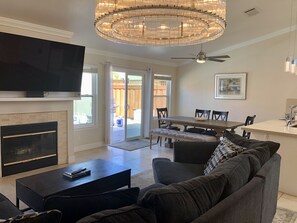 تلفزيون، مدفأة، مكتب