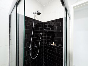 Apartemen Deluks | Kamar mandi | Shower dan handuk