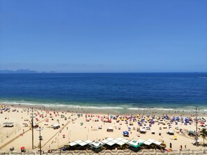 På stranden og hvit sand