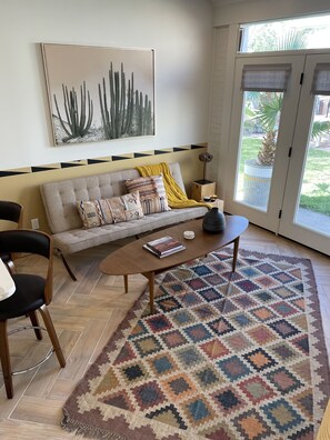 Smart TV, fireplace, books, stereo - Priv. Studio Dwelling w/Secluded Patio (Albuquerque)