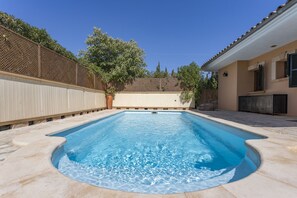 A rectangular swimming pool with a tiled deck surrounding it. - Quiet villa with 4 bedrooms, 2 bathrooms, barbecue, wifi and pool (Inca)