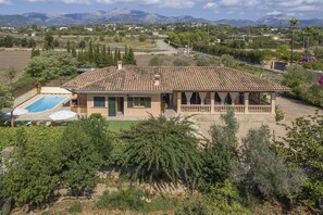 A Mediterranean-style villa with a tiled roof, a swimming pool, and a garden. - Quiet villa with 4 bedrooms, 2 bathrooms, barbecue, wifi and pool (Inca)