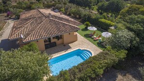 A villa with a swimming pool, surrounded by lush greenery and a hilly landscape. - Quiet villa with 4 bedrooms, 2 bathrooms, barbecue, wifi and pool (Inca)