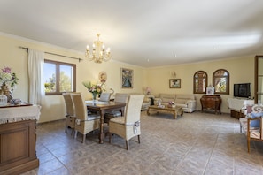 Dining - Quiet villa with 4 bedrooms, 2 bathrooms, barbecue, wifi and pool (Inca)