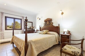 4 bedrooms, iron/ironing board, free WiFi, bed sheets