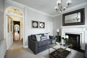 House | 5 bedrooms - Dolls House - Luxury Townhouse - From 400 Per Night (Henley-on-Thames)