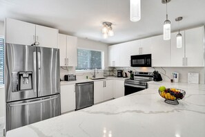 Refrigerador, microondas, horno y parrilla de estufa 