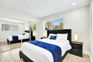 5 habitaciones, escritorio y tabla de planchar con plancha 