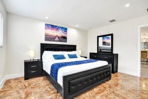 5 Schlafzimmer, Schreibtisch, Bügeleisen/Bügelbrett, Reisekinderbett