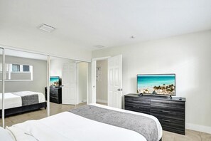 5 Schlafzimmer, Schreibtisch, Bügeleisen/Bügelbrett, Reisekinderbett