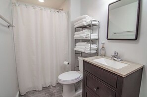 Baignoire, sèche-cheveux, serviettes fournies, savon