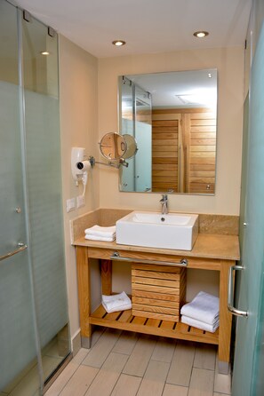 Suihku, poreamme, hiustenkuivaaja, pyyhkeet