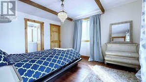 Ein Schlafzimmer mit Bett, Schminktisch und einer Kristallleuchtre.