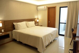 Executivo Superior | Minibar, in-room safe, desk, blackout drapes