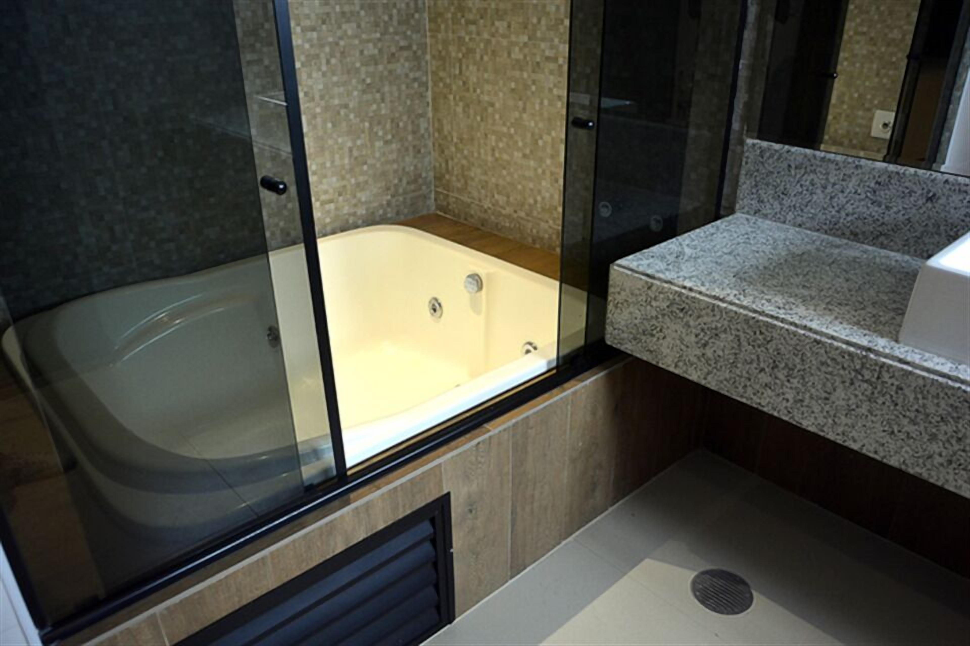 presidential suite, accessible, sea view | bathroom | hair dryer, towels, soap, shampoo