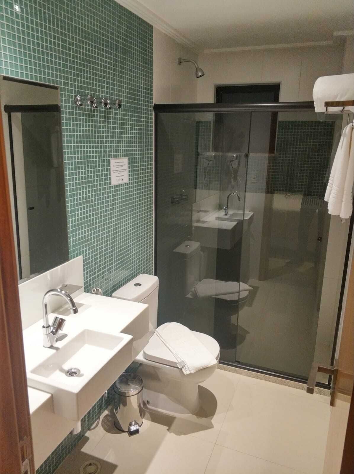 executivo superior | bathroom | hair dryer, towels, soap, shampoo