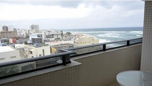 A balcony with a view of the ocean and cityscape. - Pituba Praiamar Hotel (Salvador)