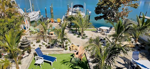 Bayfront View with Private Dock and Beach Access Riley's Retreat