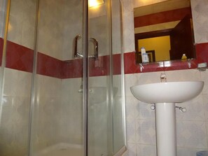 Ducha, artículos de tocador gratuitos, toallas