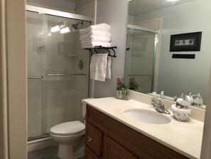 Regadera, toallas, jabón, papel de baño 