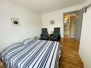 1 slaapkamer, een strijkplank/strijkijzer, gratis wifi