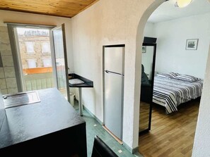 1 slaapkamer, een strijkplank/strijkijzer, gratis wifi, beddengoed