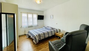 1 slaapkamer, een strijkplank/strijkijzer, gratis wifi