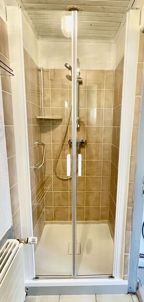 Douche, serviettes fournies