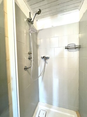 Een douche, handdoeken