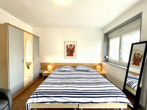 1 chambre, fer et planche à repasser, Wi-Fi gratuit, draps fournis