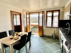Kylskåp, mikrovågsugn, ugn och spishäll