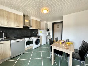 Kylskåp, mikrovågsugn, ugn och diskmaskin