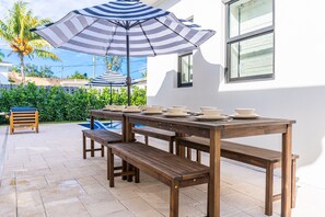 Outdoor dining - Historic house, heart of Miami. Heated pool & jacuzzi. Walk to Marlins Park (Miami)