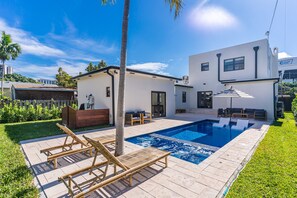 Outdoor pool, a heated pool - Historic house, heart of Miami. Heated pool & jacuzzi. Walk to Marlins Park (Miami)