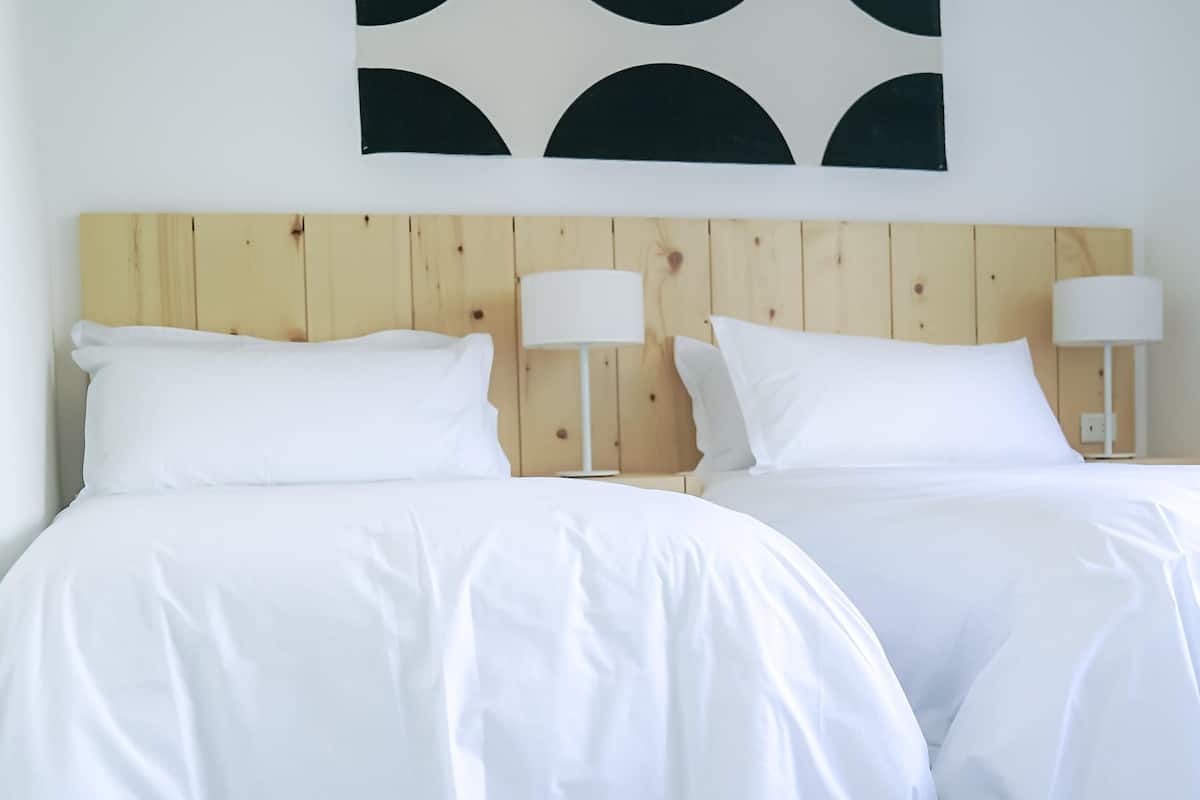 2 bedrooms, Egyptian cotton sheets, premium bedding, down comforters