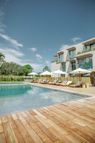 Una piscina al aire libre