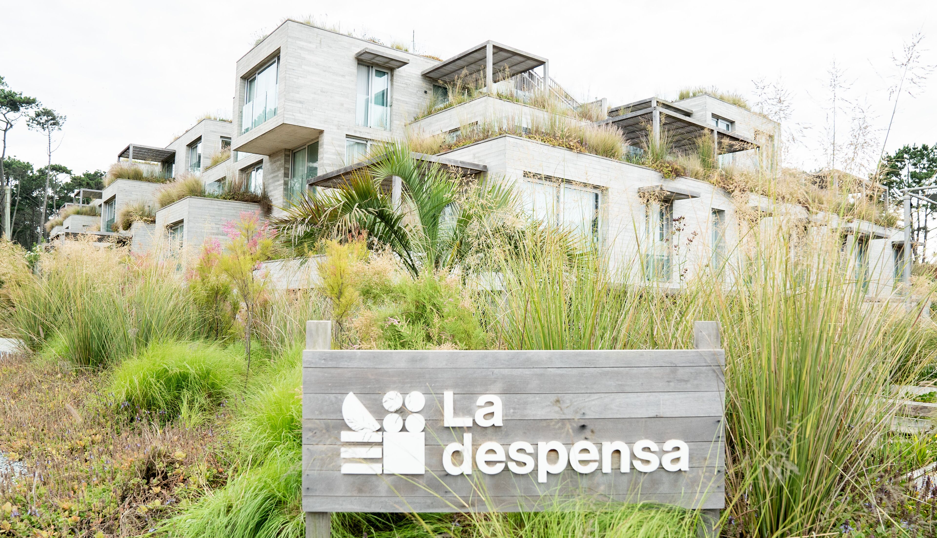 A modern building with a sign reading "La despensa".