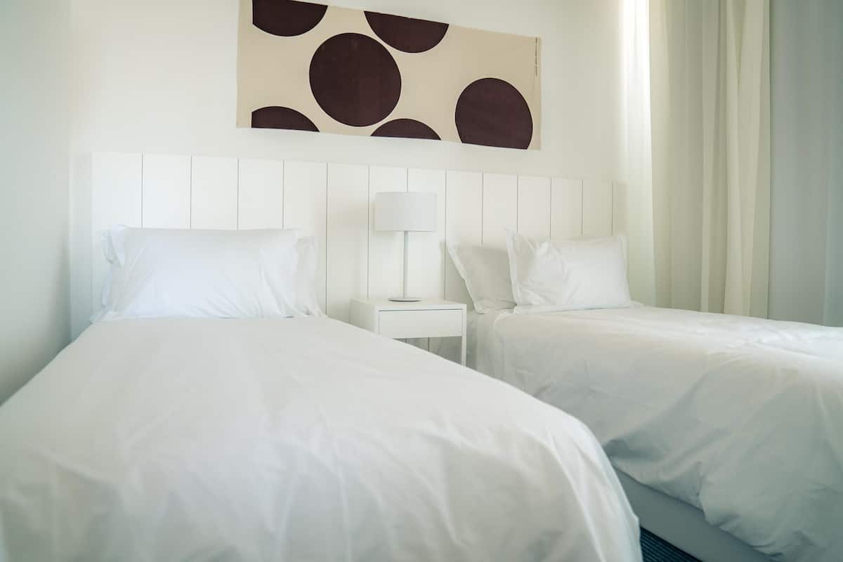 2 bedrooms, Egyptian cotton sheets, premium bedding, down comforters