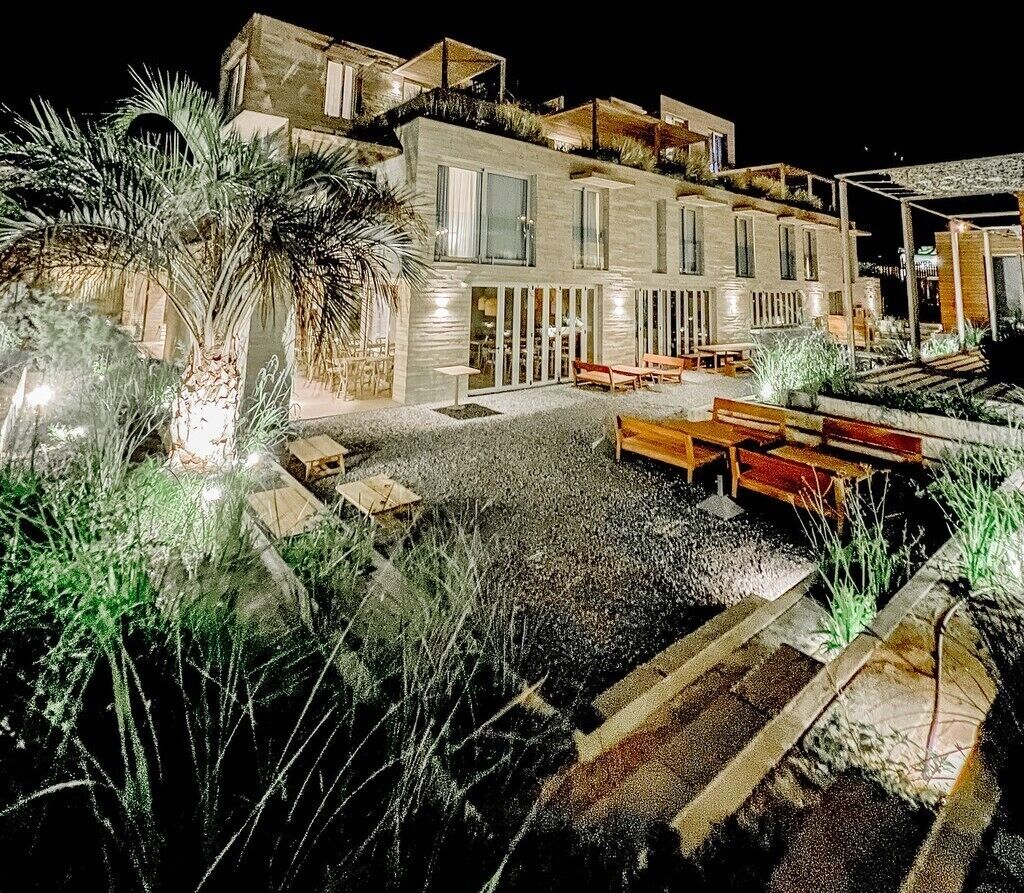 breakfast, lunch and dinner served