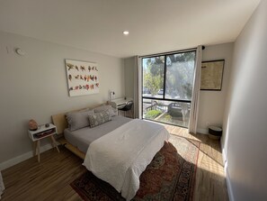 2 bedrooms, desk, iron/ironing board, WiFi