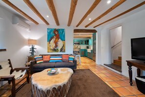 Ein Wohnzimmer mit einer Couch, einem Couchtisch und einem Gemälde an der Wand.