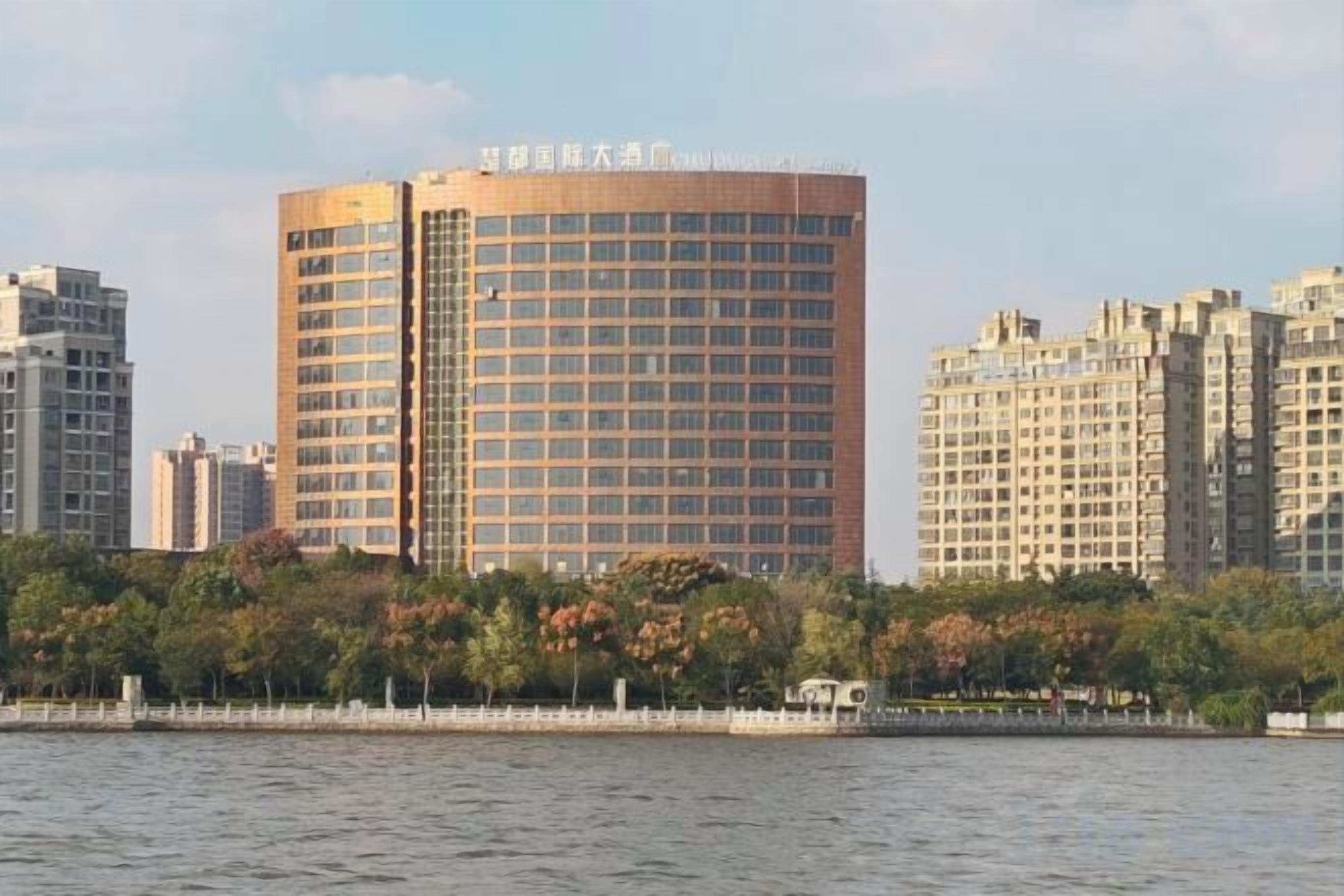 Un edificio moderno de gran altura, cerca del agua.