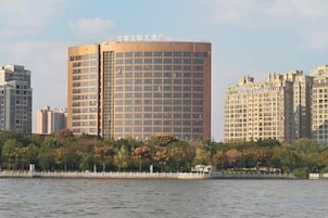 Un edificio moderno de gran altura, cerca del agua.