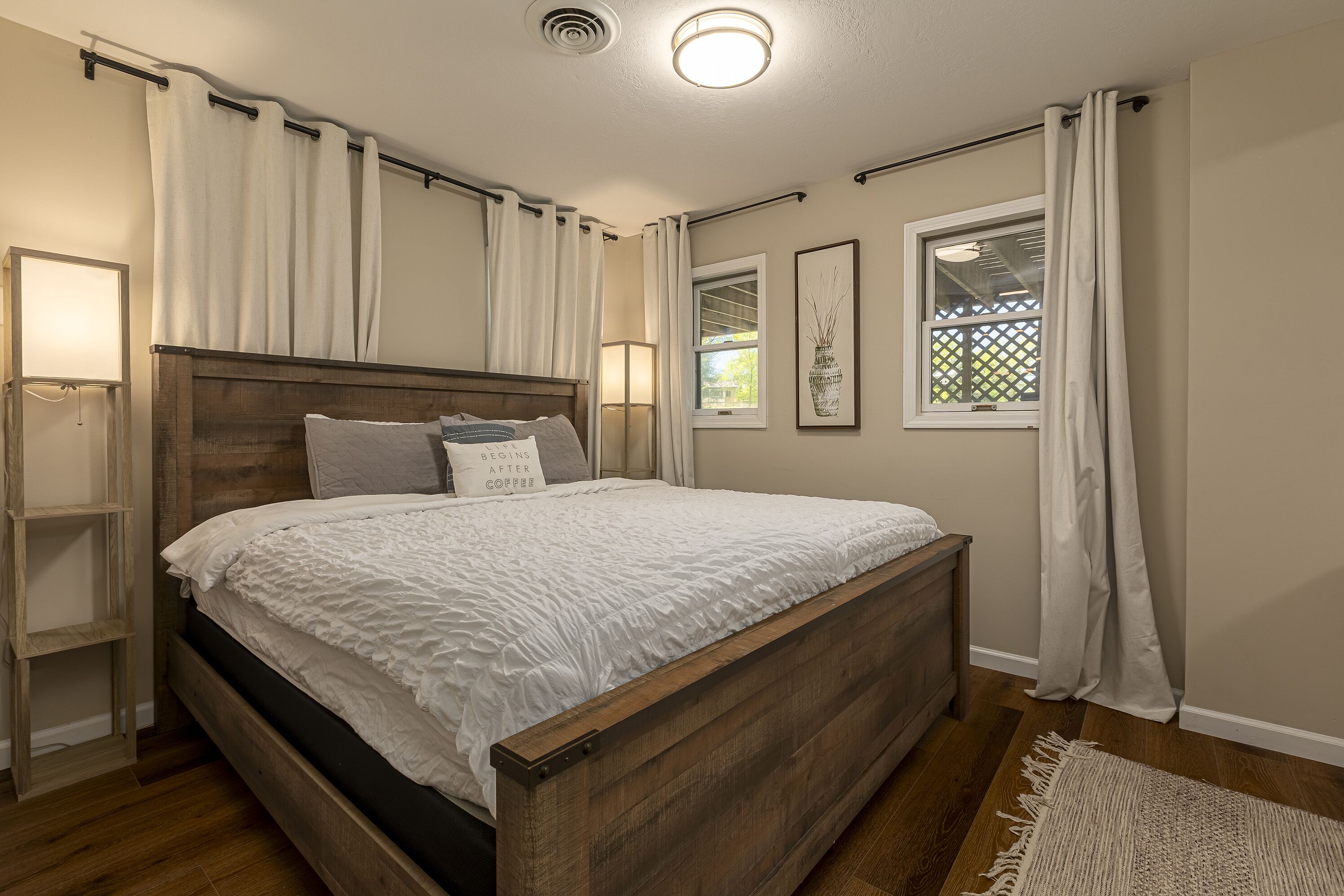 4 habitaciones, escritorio y tabla de planchar con plancha 