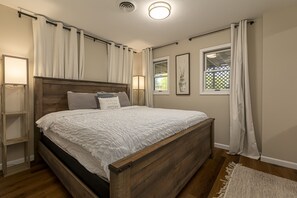 4 soverom, skrivebord, strykejern/-brett og reiseseng for barn